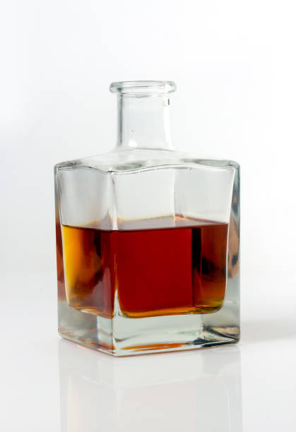 dzbanek z whisky na białym tle - brandy bottle alcohol studio shot zdjęcia i obrazy z banku zdjęć