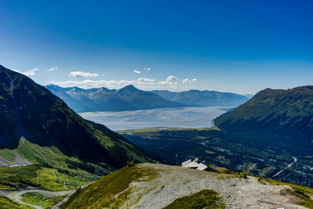 ve hacia y de alyeska de monte con vistas al brazo de turnagain - girdwood fotografías e imágenes de stock