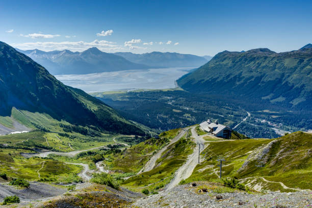 vista hacia y desde monte alyeska en alaska estados unidos de a - girdwood fotografías e imágenes de stock