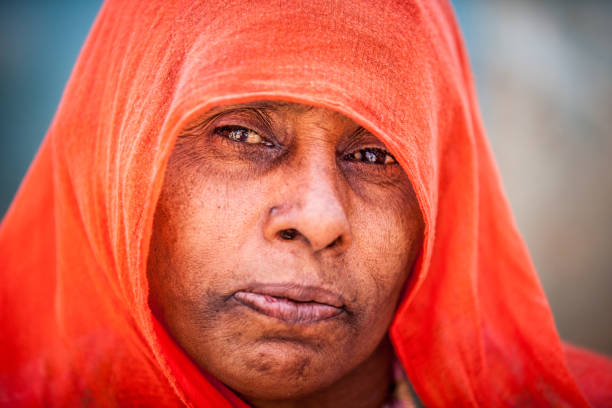 autentyczna indyjska kobieta z noszeniem tradycyjnej odzieży i welonu w sabalpura, radżastan, indie - women pensive indian culture mature adult zdjęcia i obrazy z banku zdjęć
