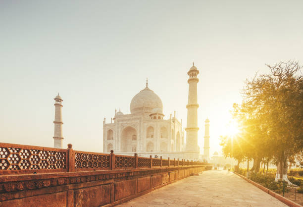 taj mahal en la puesta de sol luz, agra, india - marble geometric shape spirituality travel destinations fotografías e imágenes de stock