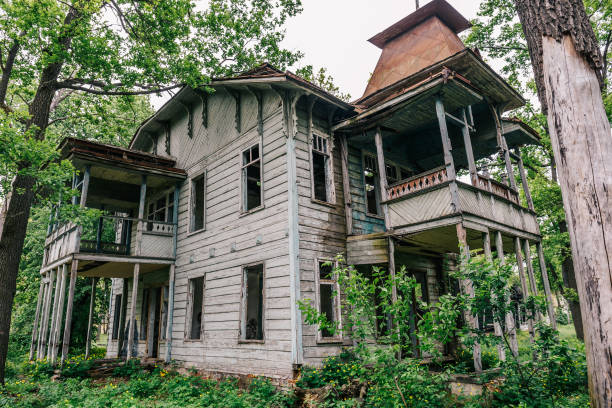 istock Old abandoned wooden house 868619188