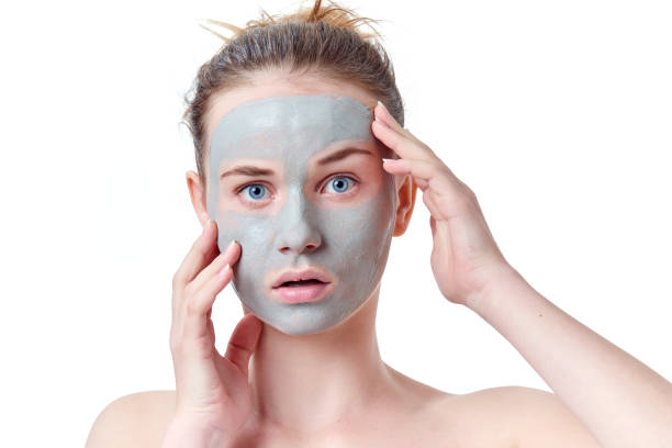 concept de soins de la peau d’adolescent. jeune adolescente avec masque facial argile séchée, faire la grimace, isolé sur fond blanc. - human skin dry human face peeling photos et images de collection