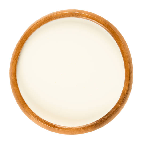 白椀で新鮮な甘いクリーム - half light ストックフォトと画像