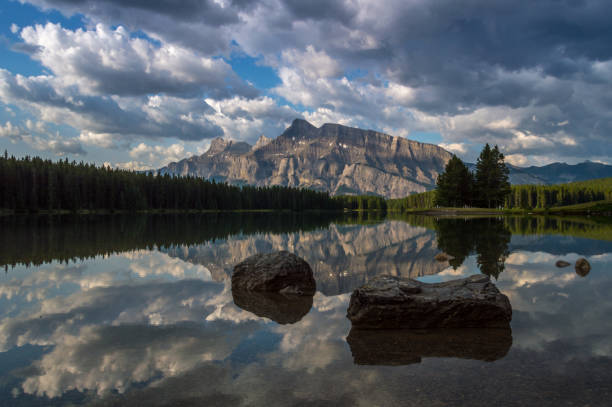 Pochmurny wschód słońca nad jeziorem Two Jack w Parku Narodowym Banff, Alberta, Kanada – zdjęcie