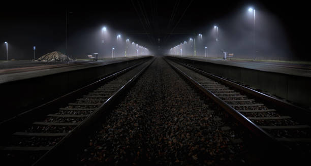 ferrocarril en la noche - railroad track train journey rural scene fotografías e imágenes de stock