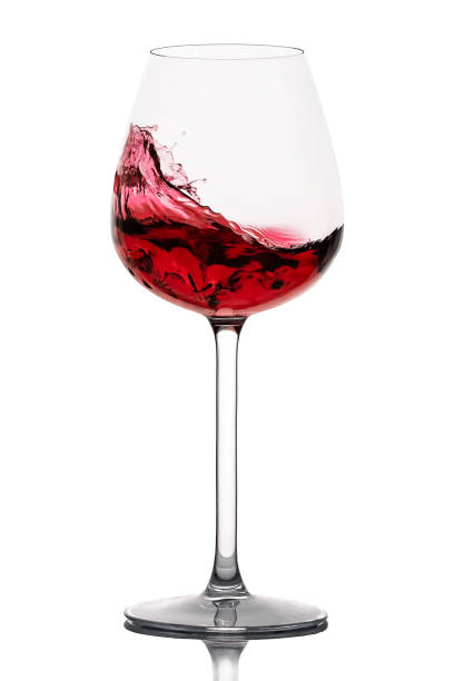 commovente bicchiere di vino rosso su uno sfondo bianco - wine bottle bottle burgundy wine foto e immagini stock