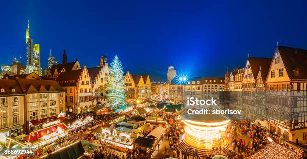 Foto de Mercado De Natal Em Frankfurt e mais fotos de stock de Mercado Natalino - Mercado Natalino, Europa - Locais geográficos, Natal