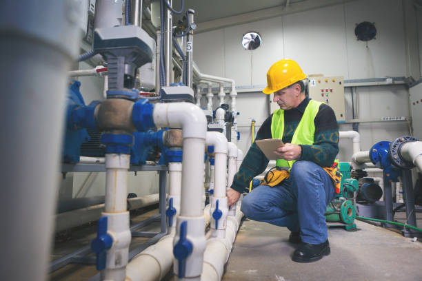 alto reparador en la sala de calderas, comprobación de tuberías de - maintenance engineer fotografías e imágenes de stock