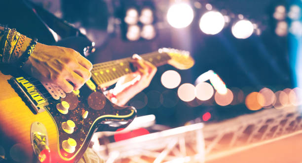 luci da palco. sfondo musicale astratto. suonare la chitarra e il concetto di concerto - chitarrista foto e immagini stock