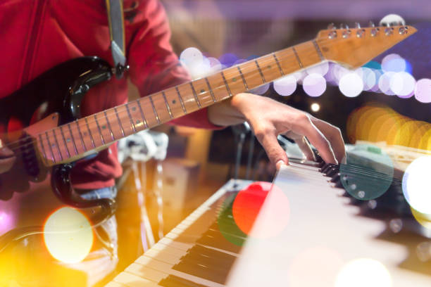 ステージ上のギタリスト。ミュージシャンや楽器のライフ スタイル - blur band ストックフォトと画像