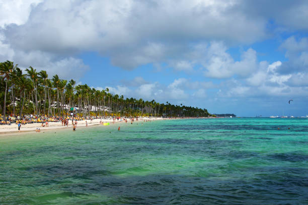 istock Beautiful and busy tropical beach 868711320