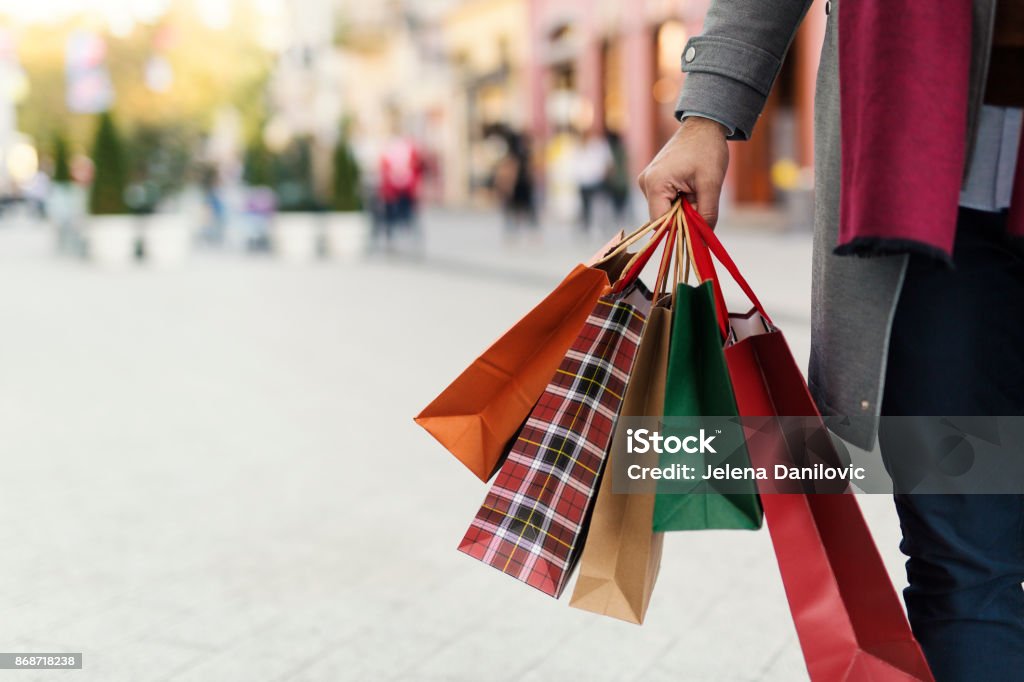 Homem no shopping - Foto de stock de Fazer Compras royalty-free