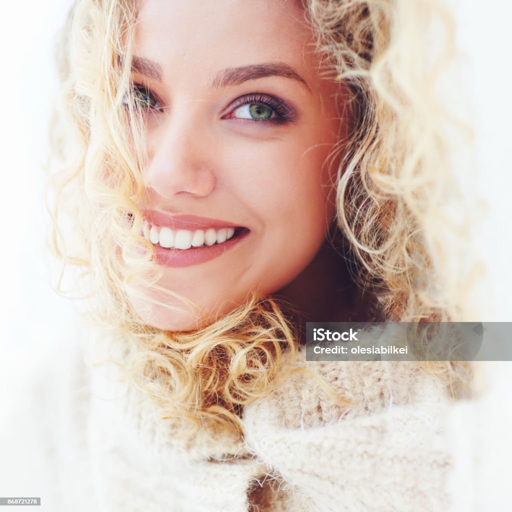 Portrait der schönen Frau mit lockigem Haar und entzückenden Lächeln - Lizenzfrei Frauen Stock-Foto