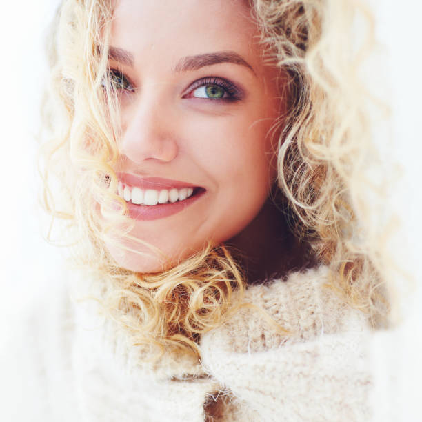 곱슬 머리와 귀여운 미소와 아름 다운 여자의 초상화 - winter beauty cold women 뉴스 사진 이미지