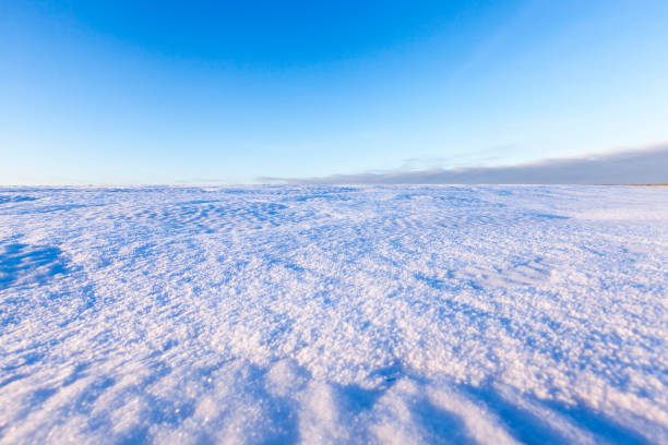 ciel de surface champ de neige - horizon over water horizontal surface level viewpoint photos et images de collection