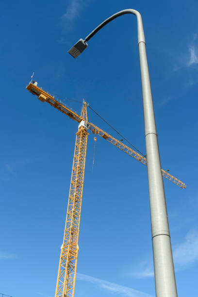 Grúa y farola - foto de stock