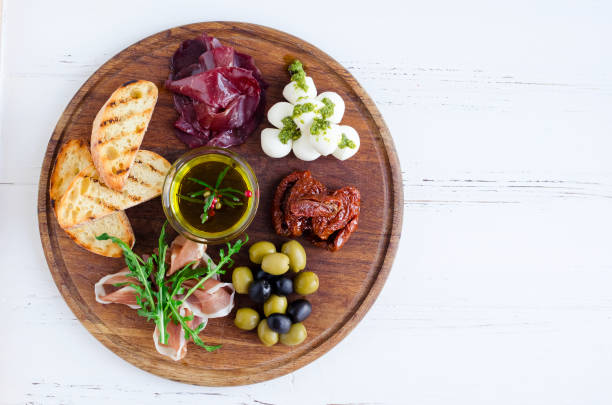 fleisch und käse teller antipasti-snack - antipasto stock-fotos und bilder