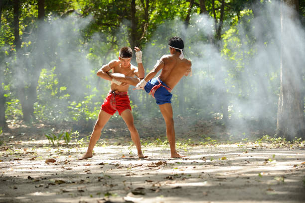 ムエタイは、ボクシングの芸術を戦い、ロープボード手の戦闘 - muay thai ストックフォトと画像