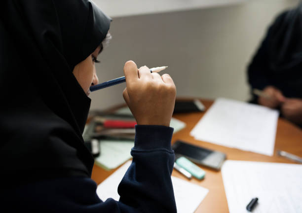 junge muslimische schüler - zurückhaltende kleidung stock-fotos und bilder