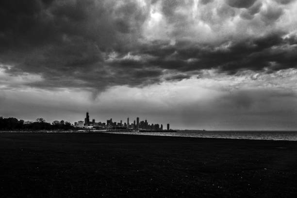 monocromática vista do skyline de chicago durante a tempestade de sever - chicago black and white contemporary tower - fotografias e filmes do acervo