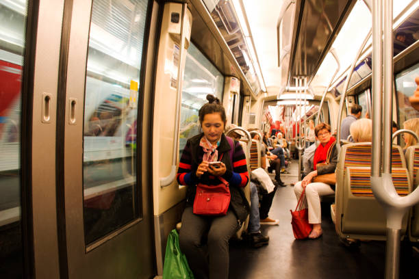 フランスの地下鉄で座っている人や外国人の方 - paris metro train ストックフォトと画像