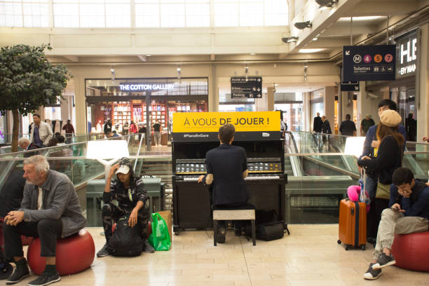 フランス語のショーのためにピアノを弾く男 - paris metro train ストックフォトと画像