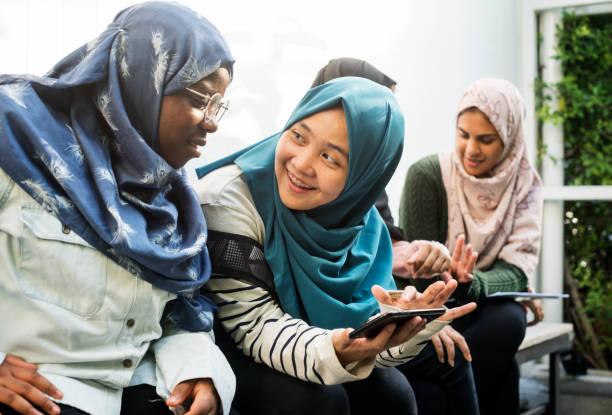 gruppo di studenti che utilizzano il telefono cellulare - indonesia foto e immagini stock