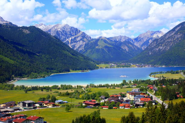 Above Idyllic Achensee turquoise lake reflection, alpine landscape in Austrian Tirol - Karwendel mountain range border with Bavarian alps in Germany - Majestic alpine landscape in gold colored autumn, dramatic Tyrol Snowcapped mountains panorama, Austria sobre reflexión turquesa lago achensee idílico paisaje alpino en majestuoso paisaje alpino austríaco tirol - karwendel cordillera fronteriza con alpes bávaros en alemania - en oro color otoño, espectacular nevados de tirol panorama de la montañas, austria