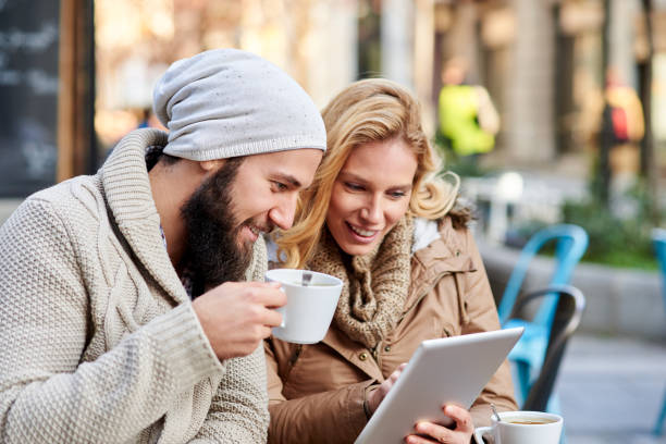 café e internet. - coffee couple italy drinking - fotografias e filmes do acervo