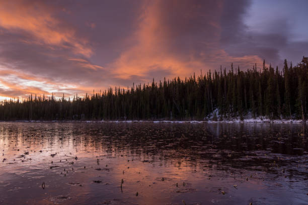 nascer do sol em um lago congelado de colorado - boulder lake - fotografias e filmes do acervo