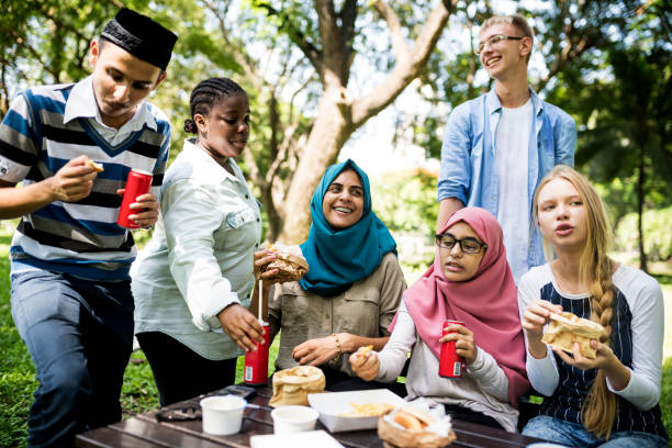 un groupe d’étudiants variés sont déjeunant ensemble - mixed culture photos et images de collection