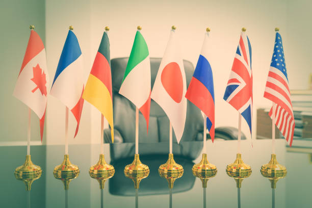 национальные флаги g8 или группы из восьми крупных промышленно развитых стран, таких как канада, франция, германия, италия, япония, россия, ве - discussion talking italy usa стоковые фото и изображения
