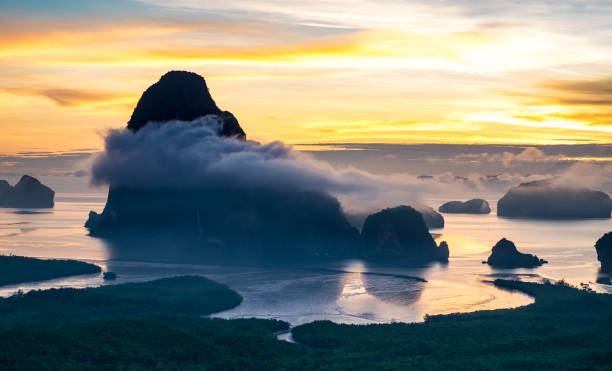 panoramablick auf meer und berge im sonnenaufgang morgen zeit, natur-szene, khao samed nang chee sicht, phang nga, thailand - samed stock-fotos und bilder