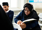 diverse-muslimische-kinder-lernen-im-klassenzimmer.jpg?b=1&s=170x170&k=20&c=wOyVA4Usdy1yv0Je7DBYEBUfM56_bL-30kA-uhUBU2M=