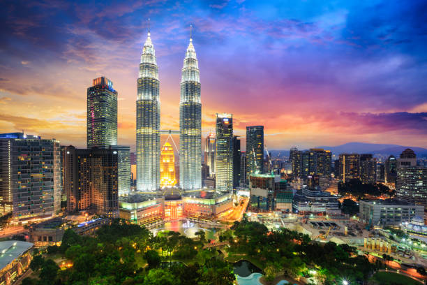 skyline von kuala lumpur - malaysia stock-fotos und bilder