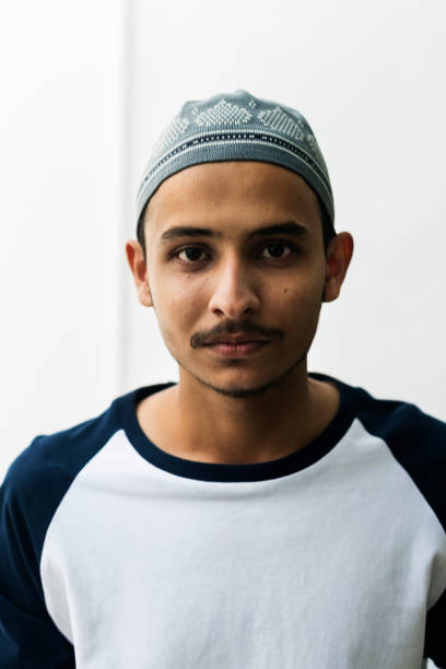 un homme musulman joyeux - men pakistani ethnicity islam malaysian person photos et images de collection