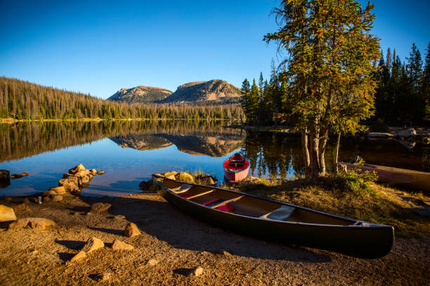 dos canoas en un lago tranquilo - canoeing canoe minnesota lake fotografías e imágenes de stock