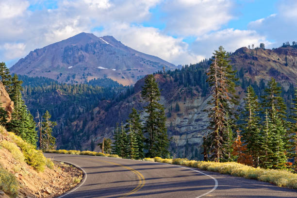 шоссе вулканического национального парка лассен - lassen volcanic national park стоковые фото и изображения