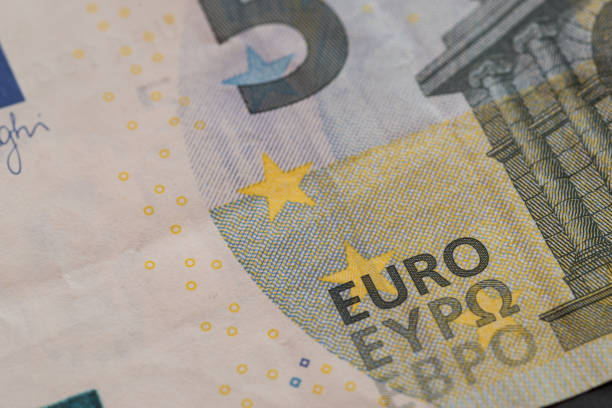 cinque euro, vista dettagli. - european union euro note european union currency paper currency five euro banknote foto e immagini stock