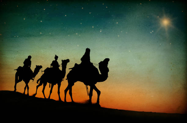 los tres reyes magos siguiendo la estrella. - journey camel travel desert fotografías e imágenes de stock