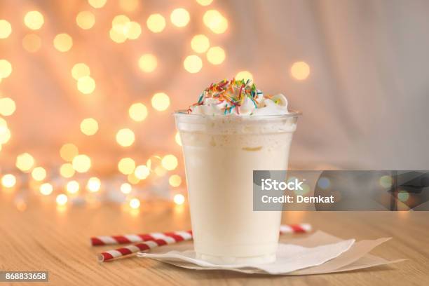 Photo libre de droit de Milkshake Sur Le Fond De Guirlande De Noël banque d'images et plus d'images libres de droit de Milk-shake - Milk-shake, Noël, Saupoudrer