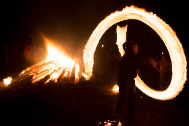 fogo ritual sirni zagovezni antes da páscoa - beleive - fotografias e filmes do acervo