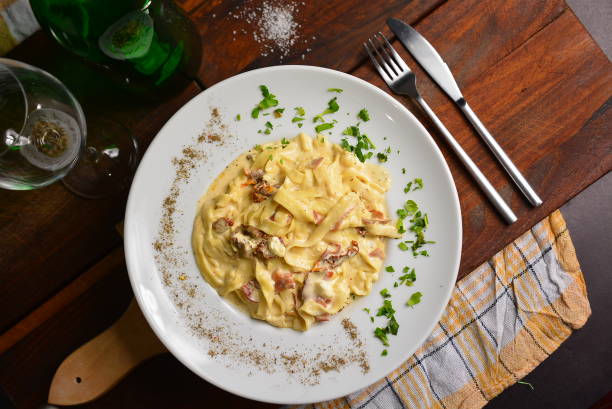 自家製パスタ - dishware pasta tagliatelle beef ストックフォトと画像