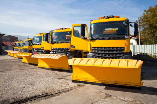 camiones quitanieves amarillo en línea - snowplow snow parking lot truck fotografías e imágenes de stock