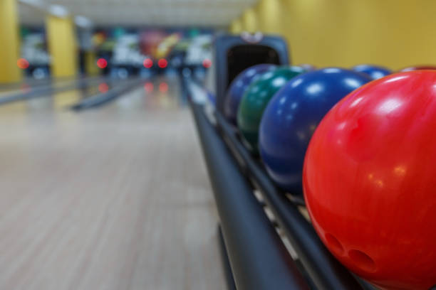 bowling balls return machine, alley background - boliche de dez paus imagens e fotografias de stock