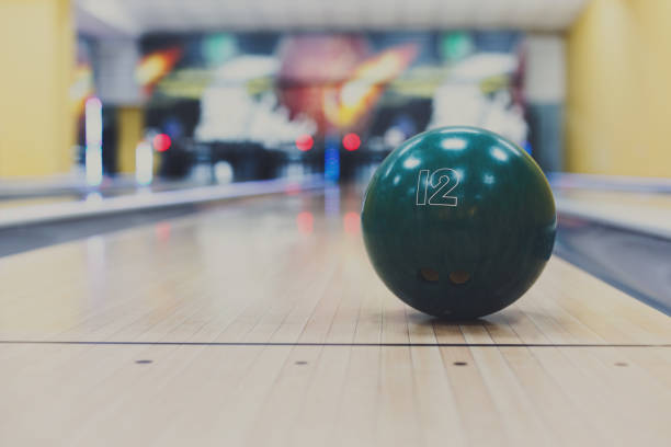 bowling ball closeup on lane background - boliche de dez paus imagens e fotografias de stock