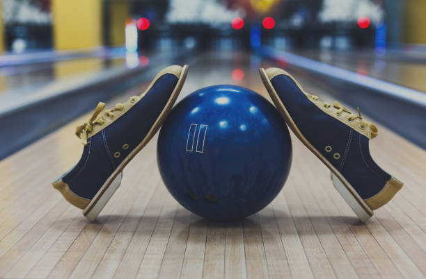 bowling ball and shoes on lane background - boliche de dez paus imagens e fotografias de stock