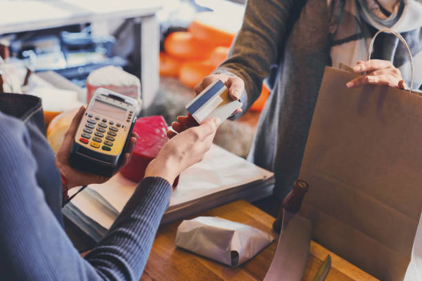 cliente che paga per l'ordine del formaggio nel negozio di alimentari. - credit card shopping retail buying foto e immagini stock