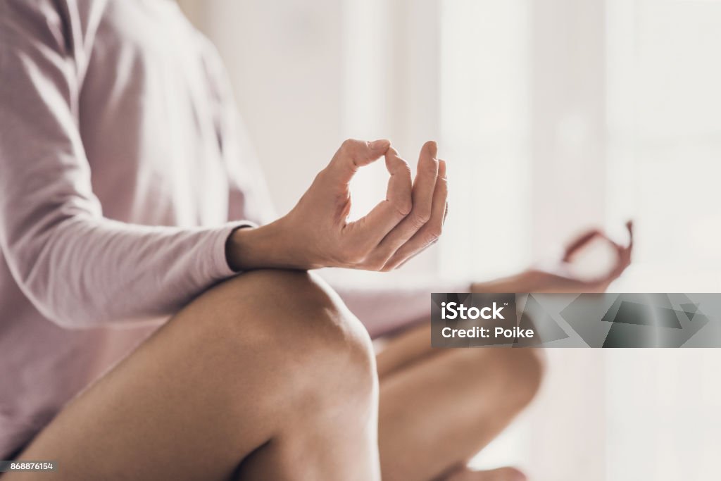 Frau zu Hause meditieren. Mädchen üben Yoga im Yoga-Kurs - Lizenzfrei Meditieren Stock-Foto